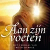Aan zijn voeten