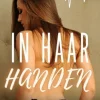 In haar handen